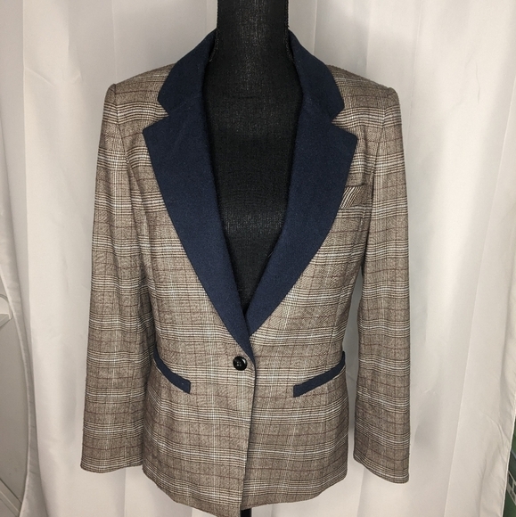 Daniel Cremieux Jackets & Blazers - Daniel Cremieux Plaid Blazer with Navy Accents